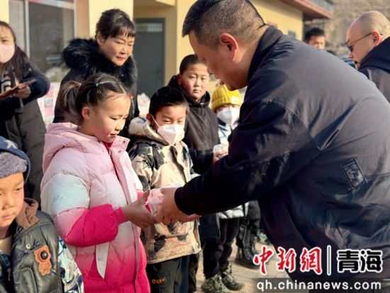 图为党员为留守儿童赠送蛋糕卡。 何惠姗 摄