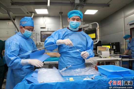 图为程康安开展诊疗。黄锦汇 供图