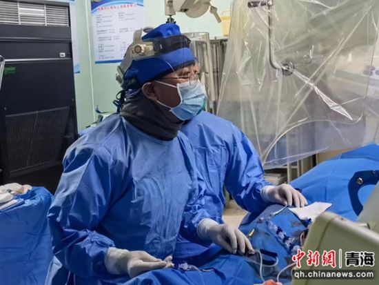 图为手术现场。西宁市第一人民医院供图