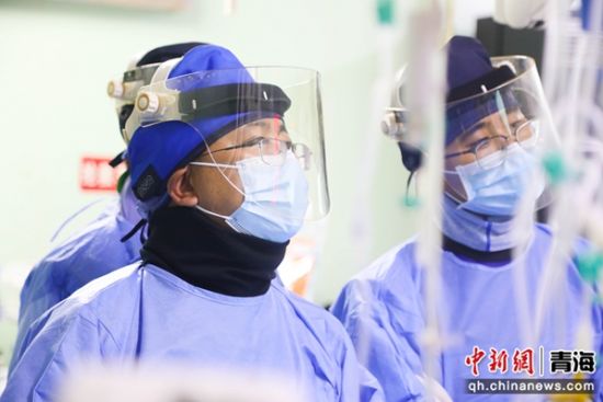 图为手术现场。西宁市第一人民医院供图