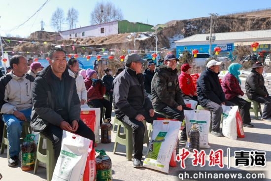 图为领到慰问品的上一村村民。薛蒂 摄