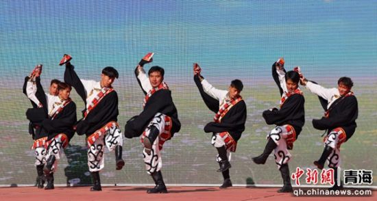 图为文艺演出现场。刚察县委宣传部供图