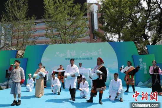 资料图为2024年8月29日，中华民族共同体体验馆第三期中华优秀文化体验项目玉树轮展在北京市蒙藏学校旧址启动。中新网记者 胡贵龙摄