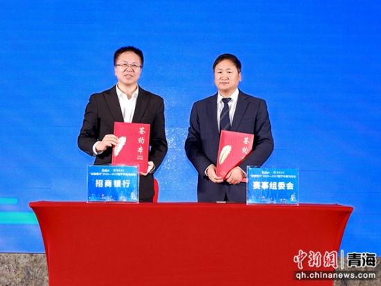 图为活动签约现场。李隽 摄 图为活动签约现场。李隽 摄