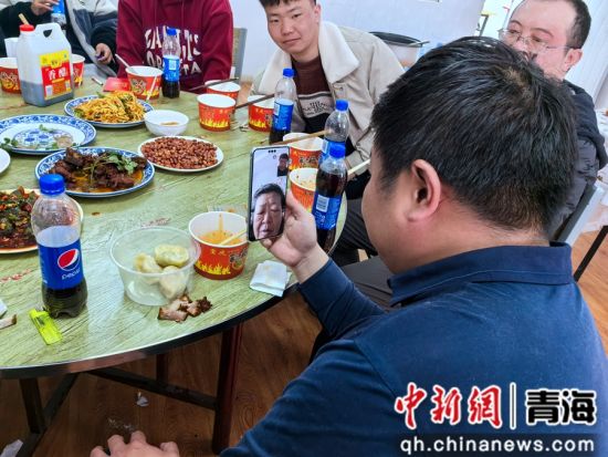 图为王玉琦与家人视频。王元明摄 图为王玉琦与家人视频。王元明摄
