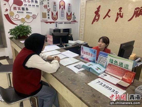 图为发挥社区石榴籽服务先锋岗,切实解决群众身边的操心事、烦心事、揪心事。西宁市民宗委供图 图为发挥社区石榴籽服务先锋岗,切实解决群众身边的操心事、烦心事、揪心事。西宁市民宗委供图