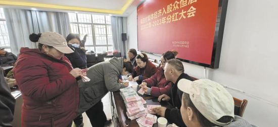 纪检监察干部为群众追回分红款。海西州纪委监委供图
