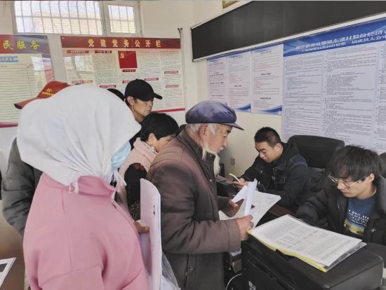 纪检监察干部督促职能部门解决群众办证难题。海西州纪委监委供图