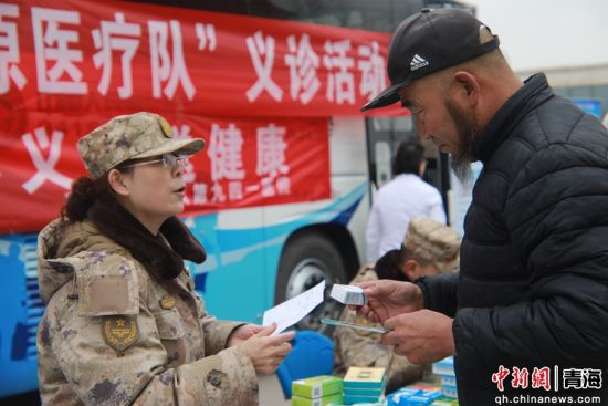 图为医疗队员给前来义诊的群众叮嘱服药事宜。 火光 摄 图为医疗队员给前来义诊的群众叮嘱服药事宜。 火光 摄