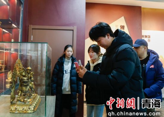 图为运动员代表在西宁市湟中区参观了解银铜器制作及鎏金技艺。 马铭言 摄 图为运动员代表在西宁市湟中区参观了解银铜器制作及鎏金技艺。 马铭言 摄