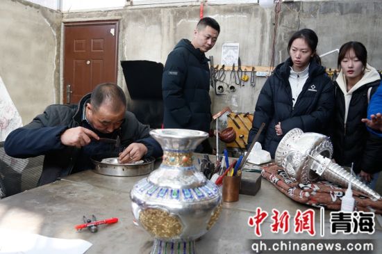 图为运动员代表在西宁市湟中区参观银铜器制作。 马铭言 摄 图为运动员代表在西宁市湟中区参观银铜器制作。 马铭言 摄