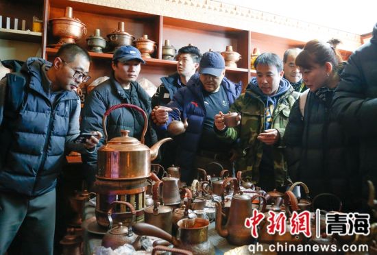 图为运动员代表在西宁市湟中区参观银铜器。 马铭言 摄 图为运动员代表在西宁市湟中区参观银铜器。 马铭言 摄