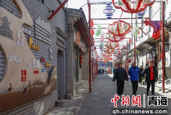 图为运动员代表走进西宁市湟源县丹噶尔古城。 马铭言 摄 图为运动员代表走进西宁市湟源县丹噶尔古城。 马铭言 摄