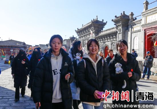 图为运动员代表在西宁市湟源县丹噶尔古城内参观。 马铭言 摄 图为运动员代表在西宁市湟源县丹噶尔古城内参观。 马铭言 摄