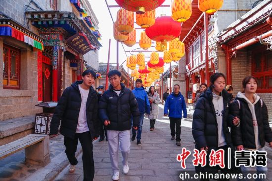 图为运动员代表在西宁市湟源县丹噶尔古城内参观。 马铭言 摄 图为运动员代表在西宁市湟源县丹噶尔古城内参观。 马铭言 摄