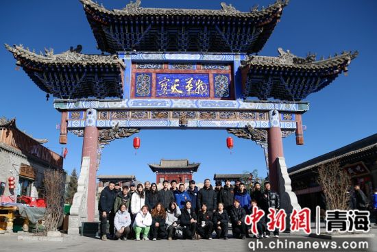 图为运动员代表在西宁市湟源县丹噶尔古城合影留念。 马铭言 摄 图为运动员代表在西宁市湟源县丹噶尔古城合影留念。 马铭言 摄