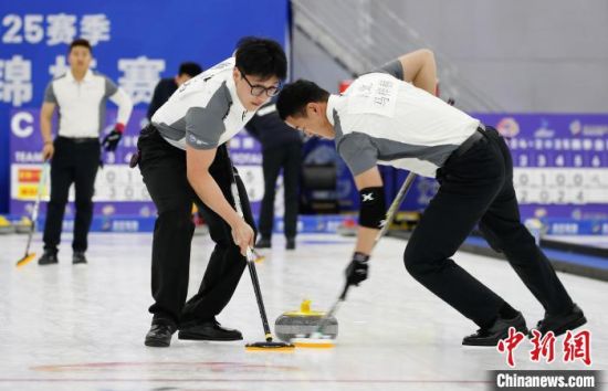 图为湖北省冰壶队参赛选手比赛中。马铭言 摄
