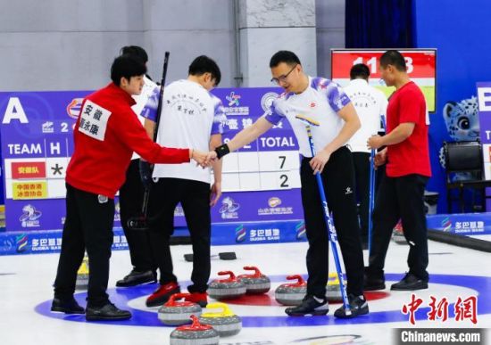 图为中国香港冰壶协会(白衣)在比赛中。马铭言 摄