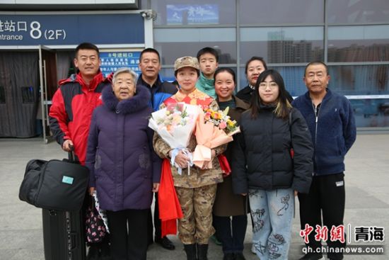 图为新兵和家人合影留念。 邓革虎摄 图为新兵和家人合影留念。 邓革虎摄