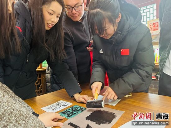图为运动员和裁判员们体验拓印。孙睿 摄