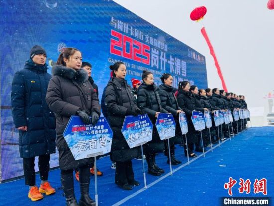 图为参加比赛竞赛项目运动员代表入场。孙睿 摄