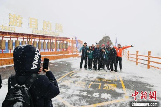 图为运动员们打卡拍照。张忠苹 摄