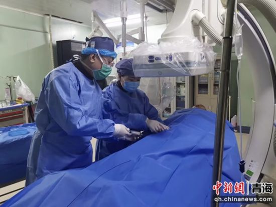 图为手术现场。西宁市第一人民医院供图