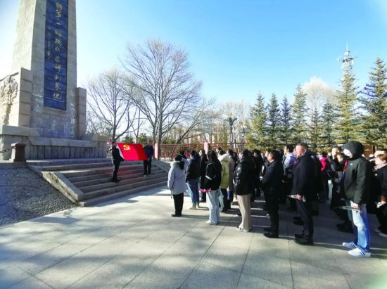 学员中的党员在纪念碑前重温入党誓词。郑思哲 摄 学员中的党员在纪念碑前重温入党誓词。郑思哲 摄