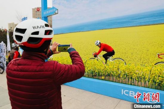 图为骑行爱好者在现场拍照。　张忠苹 摄