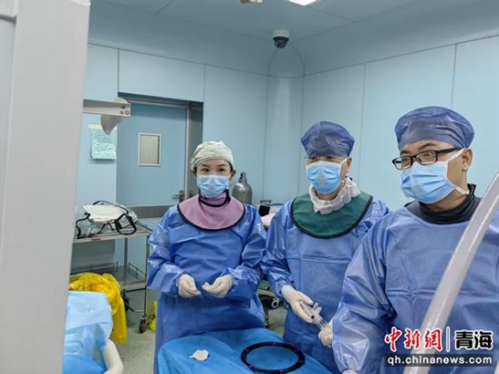 图为手术中。西宁市第一人民医院供图