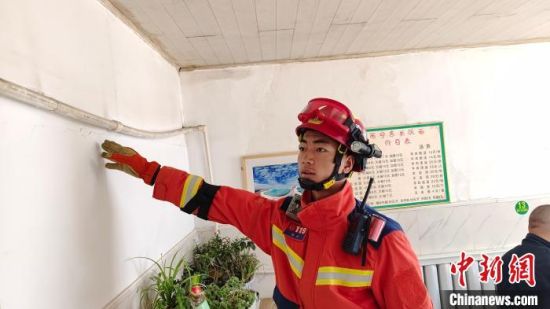 图为消防救援人员正在巡查。 青海消防供图 图为消防救援人员正在巡查。 青海消防供图