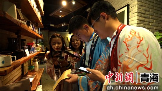 图为“剧本杀”玩家在活动中。城西区文体旅游科技局供图 图为“剧本杀”玩家在活动中。城西区文体旅游科技局供图