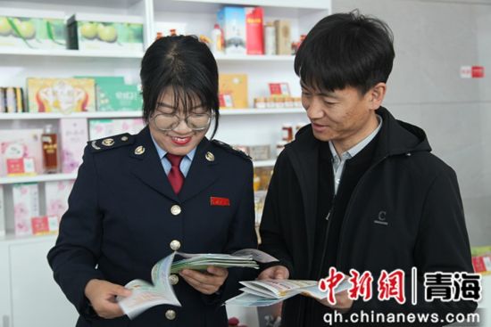 图为海东工业园区税务局“小秦帮您帮”税收宣传团队成员深入k8凯发官网的介绍税收优惠政策。 杨生臻 摄 图为海东工业园区税务局“小秦帮您帮”税收宣传团队成员深入k8凯发官网的介绍税收优惠政策。 杨生臻 摄