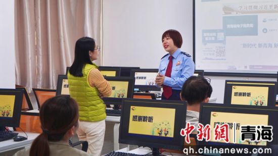 图为“红霞税课堂”线下辅导。 石倩芸 摄 图为“红霞税课堂”线下辅导。 石倩芸 摄