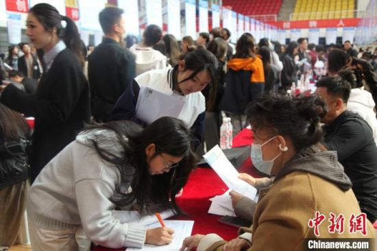 图为供需见面专场招聘会现场,学生正在咨询登记信息。 周福强摄 图为供需见面专场招聘会现场,学生正在咨询登记信息。 周福强摄