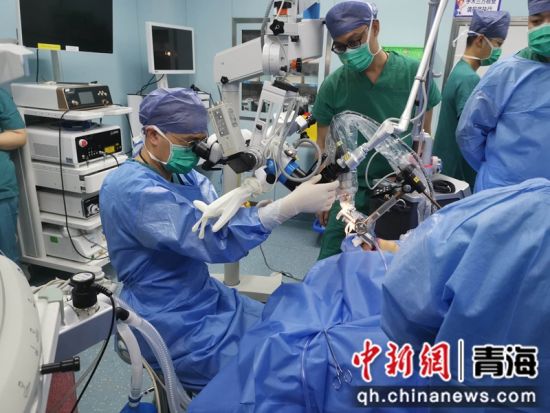 图为手术现场。西宁市第一人民医院供图 图为手术现场。西宁市第一人民医院供图