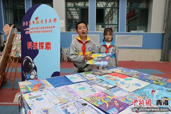 图为少先队员展示自创读书笔记。 张忠苹 摄