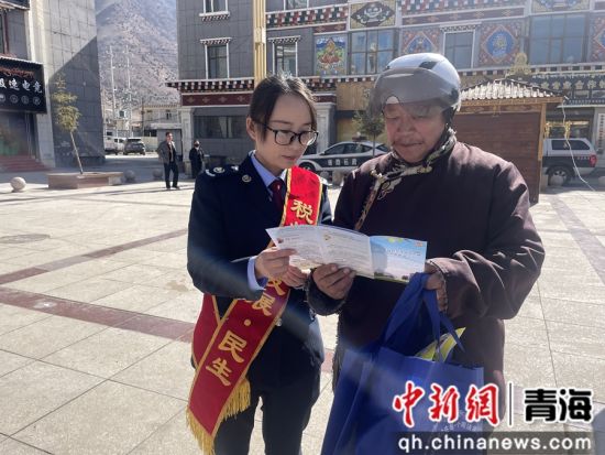 图为“税小豹”纳税服务团队干部向现场群众宣讲税收相关政策和国家安全教育知识。 卓玛才旺 摄 图为“税小豹”纳税服务团队干部向现场群众宣讲税收相关政策和国家安全教育知识。 卓玛才旺 摄