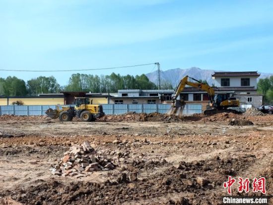 图为民和县地震灾害避让搬迁安置项目施工现场。李隽 摄 图为民和县地震灾害避让搬迁安置项目施工现场。李隽 摄