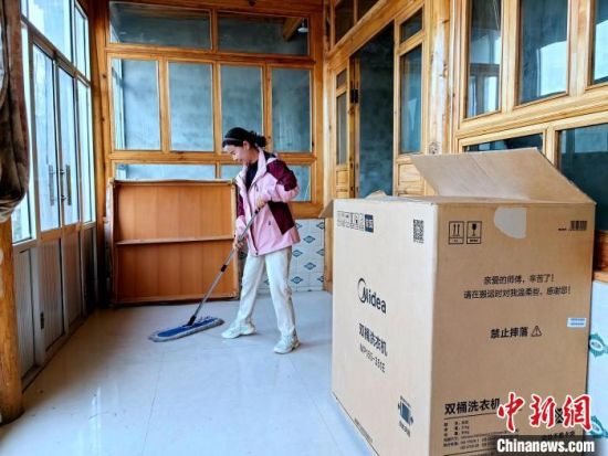 图为受灾农户正在清理加固完成的房屋。李隽 摄 图为受灾农户正在清理加固完成的房屋。李隽 摄