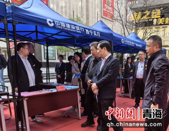 图为社保业务“就近办”宣传活动现场。 建行青海省分行供图 图为社保业务“就近办”宣传活动现场。 建行青海省分行供图