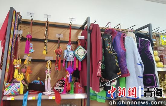 图为达红娟的小店一角。海西茫崖市烟草专卖局供图