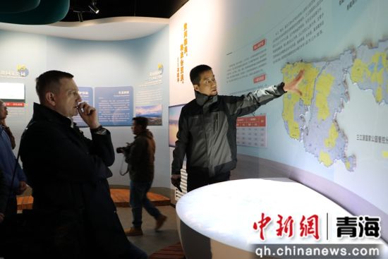 图为代表团参观三江源黄河源园区科普宣教馆。马军 摄