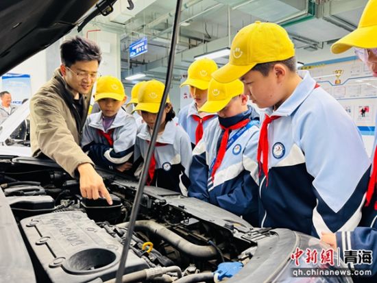 图为老师向学生们讲解汽车发动机原理。孙睿 摄