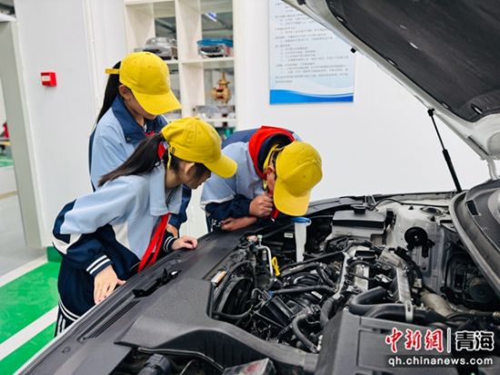 图为学生们进行实操体验。孙睿 摄