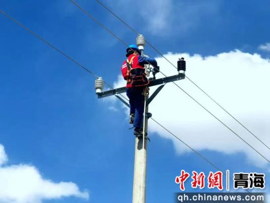 图为国网青海电力三江源(黄化泽库)共产党员服务队队员在10千伏唐一路夏拉村004台区分支检修现场更换绝缘子。甘永存 摄 图为国网青海电力三江源(黄化泽库)共产党员服务队队员在10千伏唐一路夏拉村004台区分支检修现场更换绝缘子。甘永存 摄