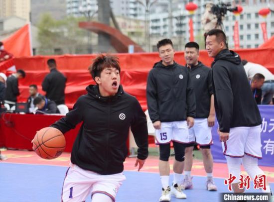 图为参赛队员赛前热身。张添福摄 图为参赛队员赛前热身。张添福摄