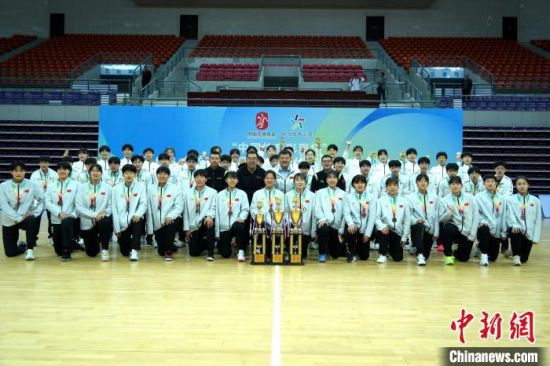 图为2024年全国青年女子手球锦标赛获得前三名的队伍合影。保嵘 摄 图为2024年全国青年女子手球锦标赛获得前三名的队伍合影。保嵘 摄