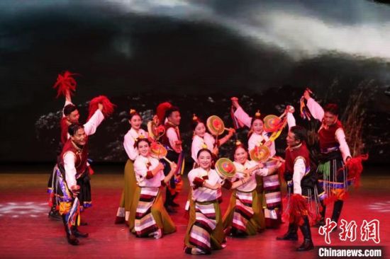 图为“京玉同心·文化交融”——玉树农牧民群众赴北京感恩演出活动。主办方供图