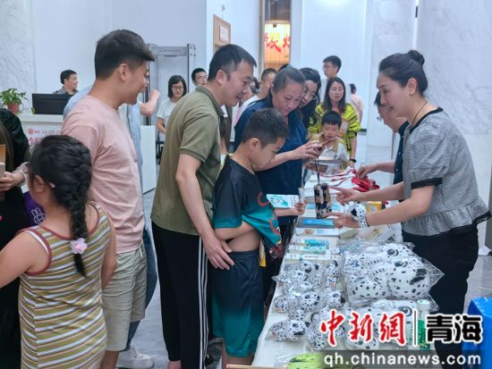 图为文旅推介专区吸引观众驻足。 西宁市委宣传部供图